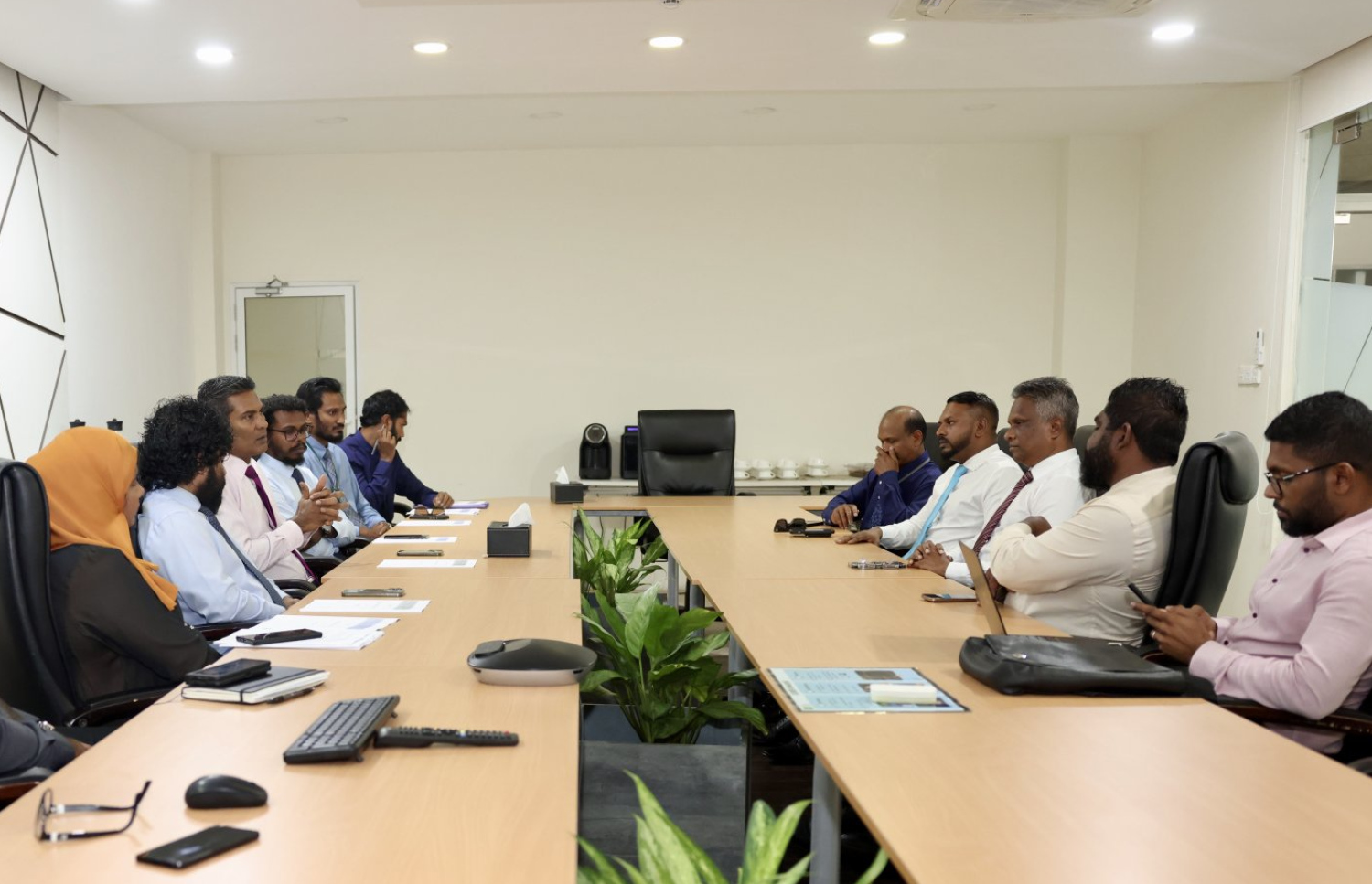 މާލޭ ސިޓީ ކައުންސިލާއި އެޗްޑީސީން އިއްޔެ ބޭއްވި ބައްދަލުވުމުގައި އެ ކުންފުނީގެ މެނޭޖިން ޑިރެކްޓަރު ފަޒުލް ރަޝީދާއި މާލޭގެ މޭޔަރު ބައިވެރިވެވަޑައިގަންނަވަނީ. -- ފޮޓޯ | މާލެ ސިޓީ ކައުންސިލް