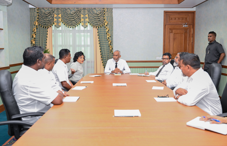 ރައީސް މުއިއްޒު މިދިޔަ އަހަރު މަސްވެރިންގެ ޔުނިއަންއާ ބައްދަލުކުރައްވަނީ: މަސްވެރި އާއިލާތަކަށް ލިބޭ އާމްދަނީ އިތުރު ކުރުމަކީ ސަރުކާރުގެ އަމާޒެއް ކަމަށް ވިދާޅުވި --- ފޮޓޯ/ރައީސް އޮފީސް