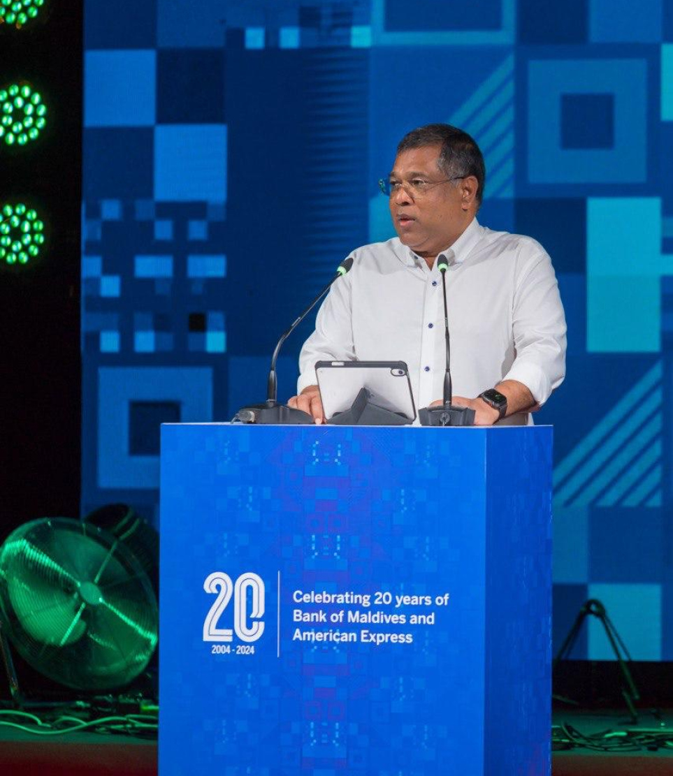 ބީއެމްއެލް އާއި އެމެރިކަން އެކްސްޕްރެސްގެ ގުޅުމަށް 20 އަހަރު ފުރުން ފާހަގަކުރުމަށް ރޭ ބޭއްވި ހަފުލާގައި އެ ބޭންކުގެ ސީއީއޯ ޝަރީފު ވާހަކަ ދައްކަވަނީ.---ފޮޓޯ: ބީއެމްއެލް