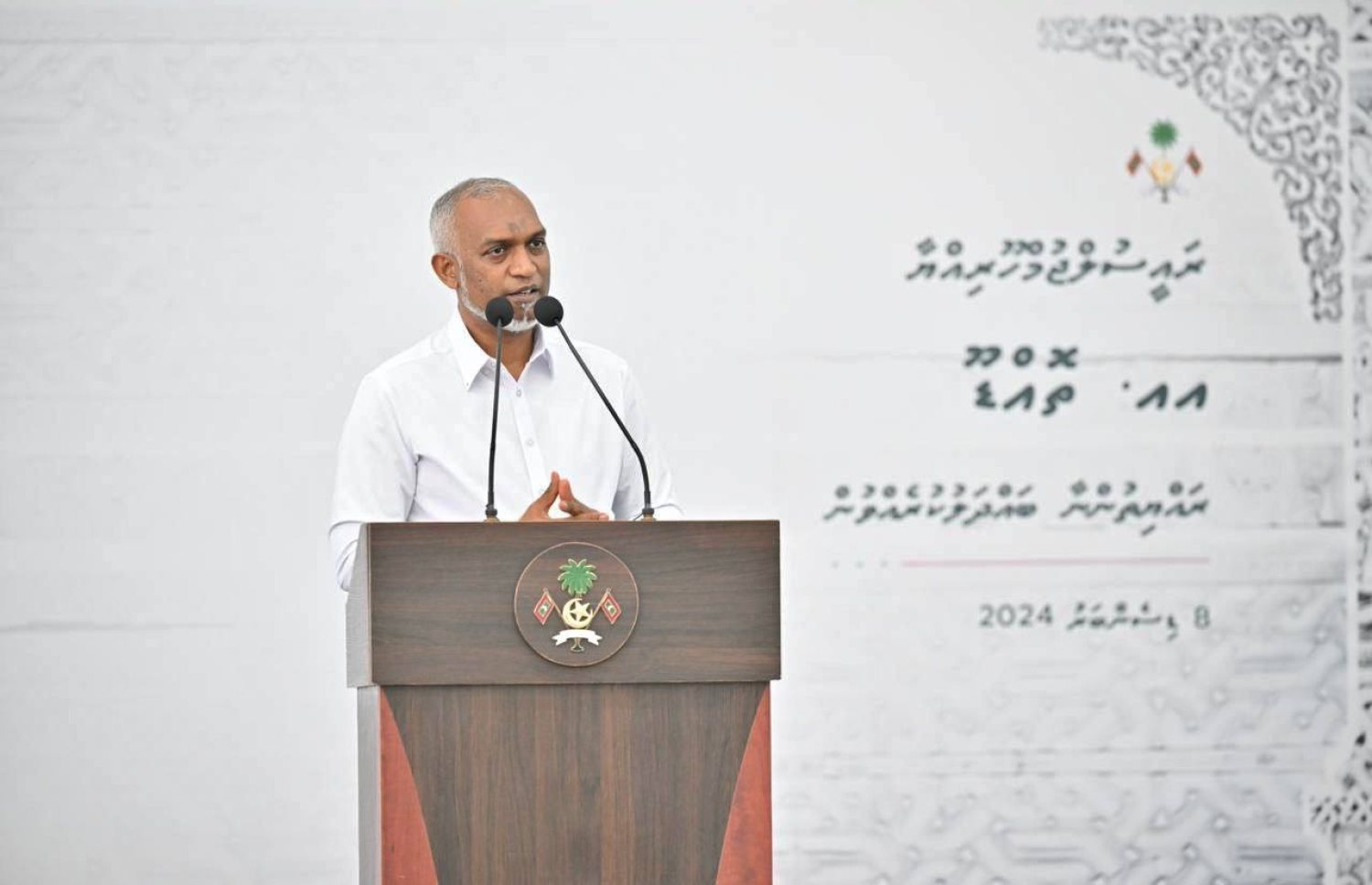 ރައީސް ޑރ. މުހައްމަދު މުއިއްޒު އއ. އަތޮޅަށް ކުރައްވާ ދަތުރުފުޅުގައި ތޮއްޑުއަށް ވަޑައިގެން ރައްޔިތުންނާ ބައްދަލުކުރައްވައި ވާހަކަ ދައްކަވަނީ. --ފޮޓޯ: ރައީސް އޮފީސް