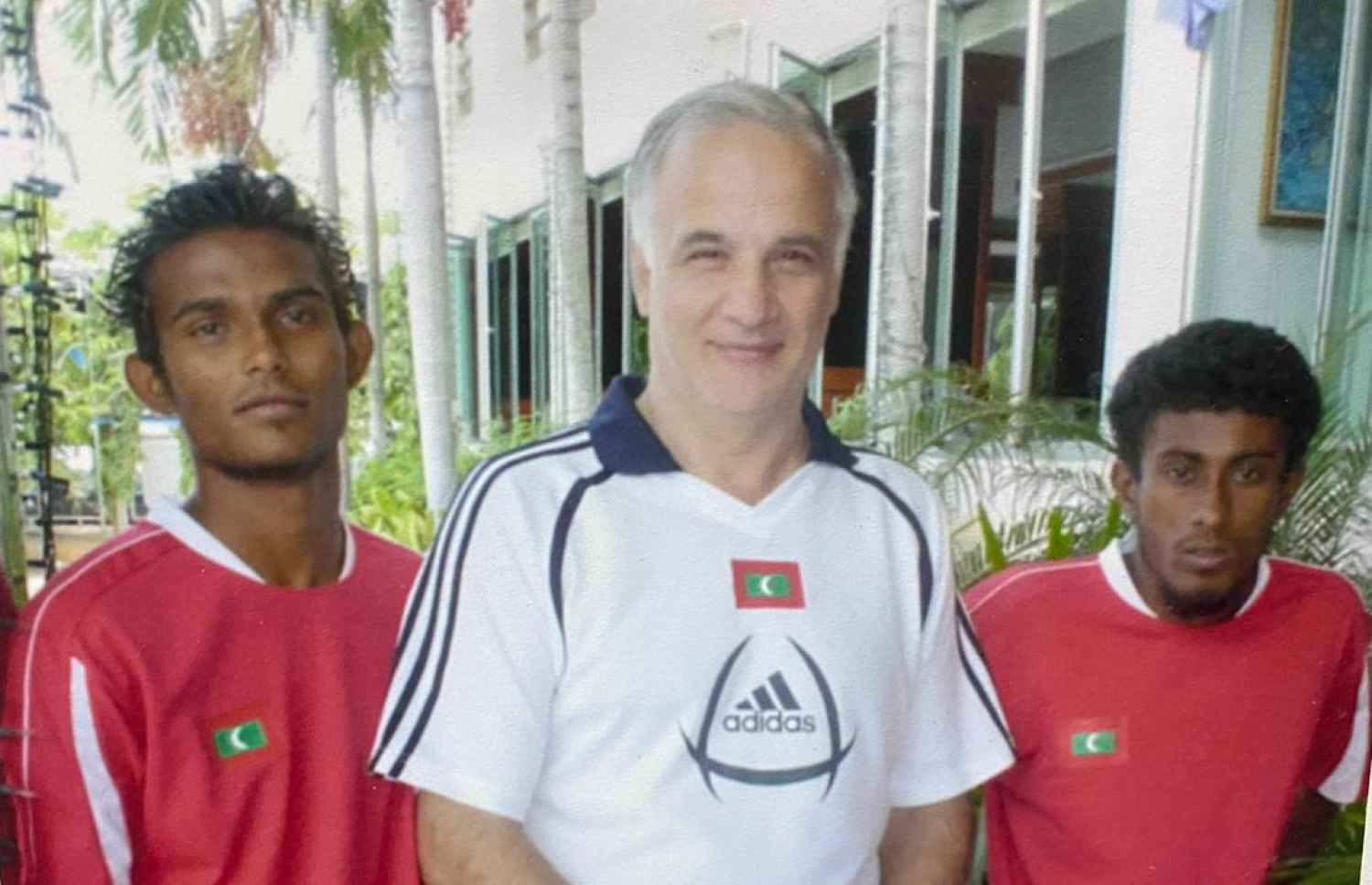 ވަދީއު (ކ) ގައުމީ ޓީމުގެ ކުރީގެ ކޯޗު ސްޓައިކޯވްއާ އެކު.