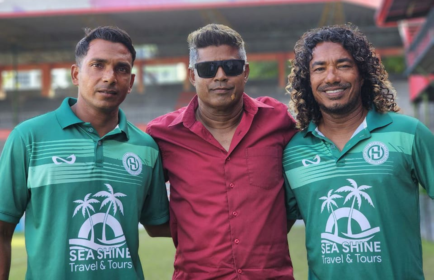 އައްޔަ (މ) ހުއްރިއްޔާގެ ކުރީގެ ފޯވާޑް މައުސޫމް އަބްދުލް ޣަފޫރު (ކ) އާއި ހުރާ ފުޓްބޯޅަ ޓީމުގެ އޮފިޝަލާ އެކު.