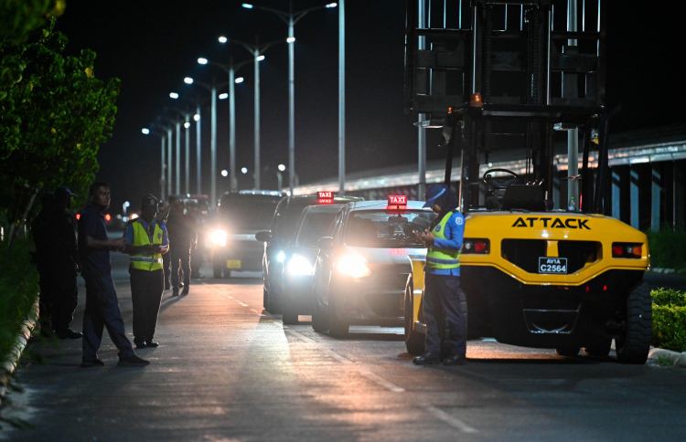 މަގު ބަންދުކުރި ޓެކްސީތައް ޓޯކޮށްފި