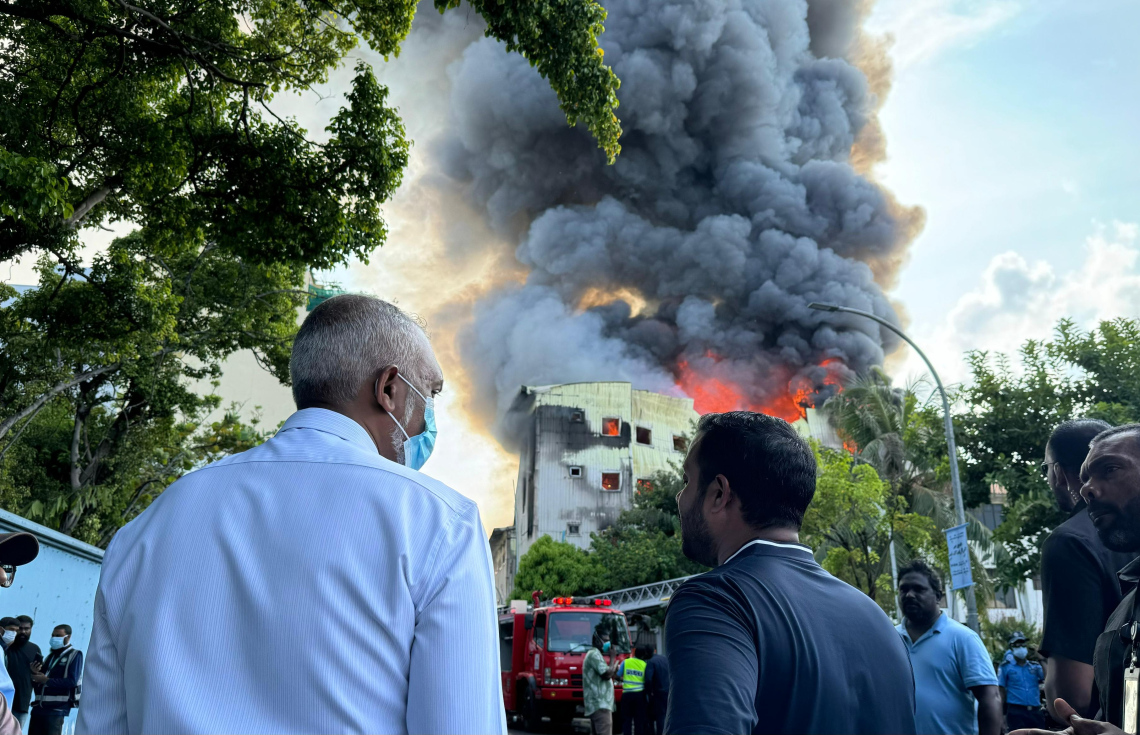 އަލިފާނުގެ ހާދިސާ ހިނގައިގެން އުޅޭ ސަރަހައްދުގައި ރައީސް ޑރ. މުހައްމަދު މުއިއްޒު (ވ) އާއި އިންފްރާސްޓްރަކްޗާ މިނިސްޓަރު އަބްދުﷲ މުއްތަލިބް. -- ފޮޓޯ: ނިޝާން އަލީ / މިހާރު