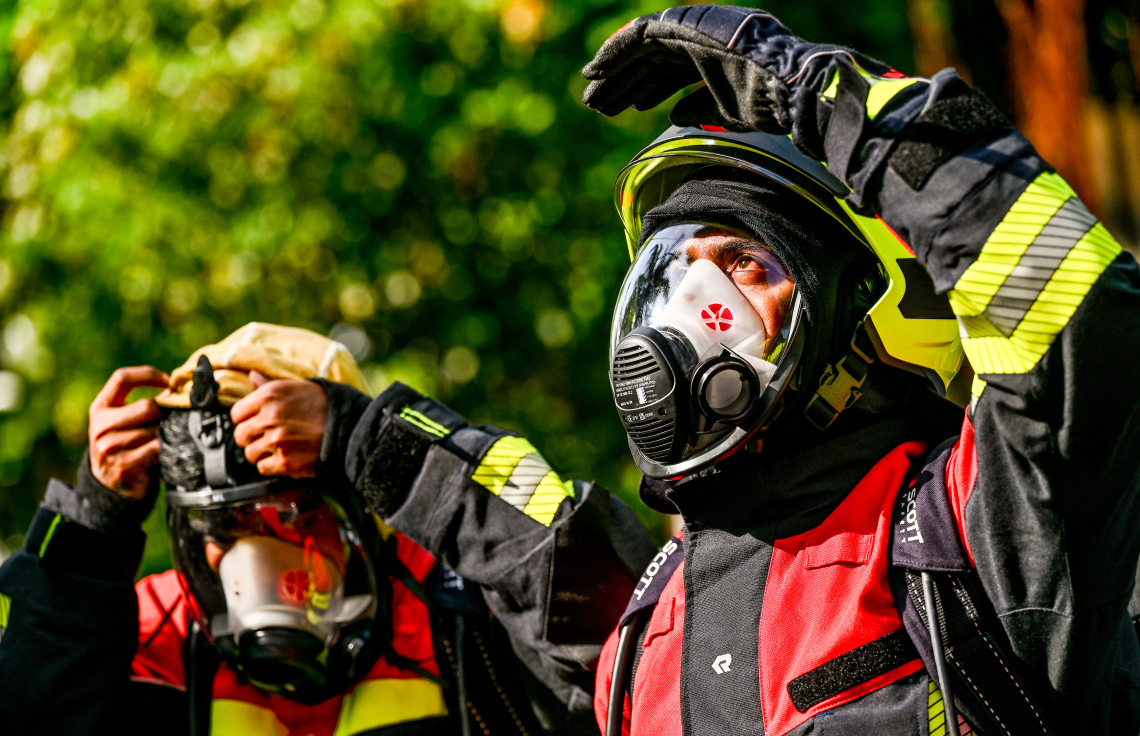 މ. ގްރީން ބިލްޑިންގައި ރޯވި އަލިފާންގަނޑު ނިއްވާލުމުގެ މަސައްކަތުގައި ފަޔާ ފައިޓަރުން.-- ފޮޓޯ: ނިޝާން އަލީ | މިހާރު