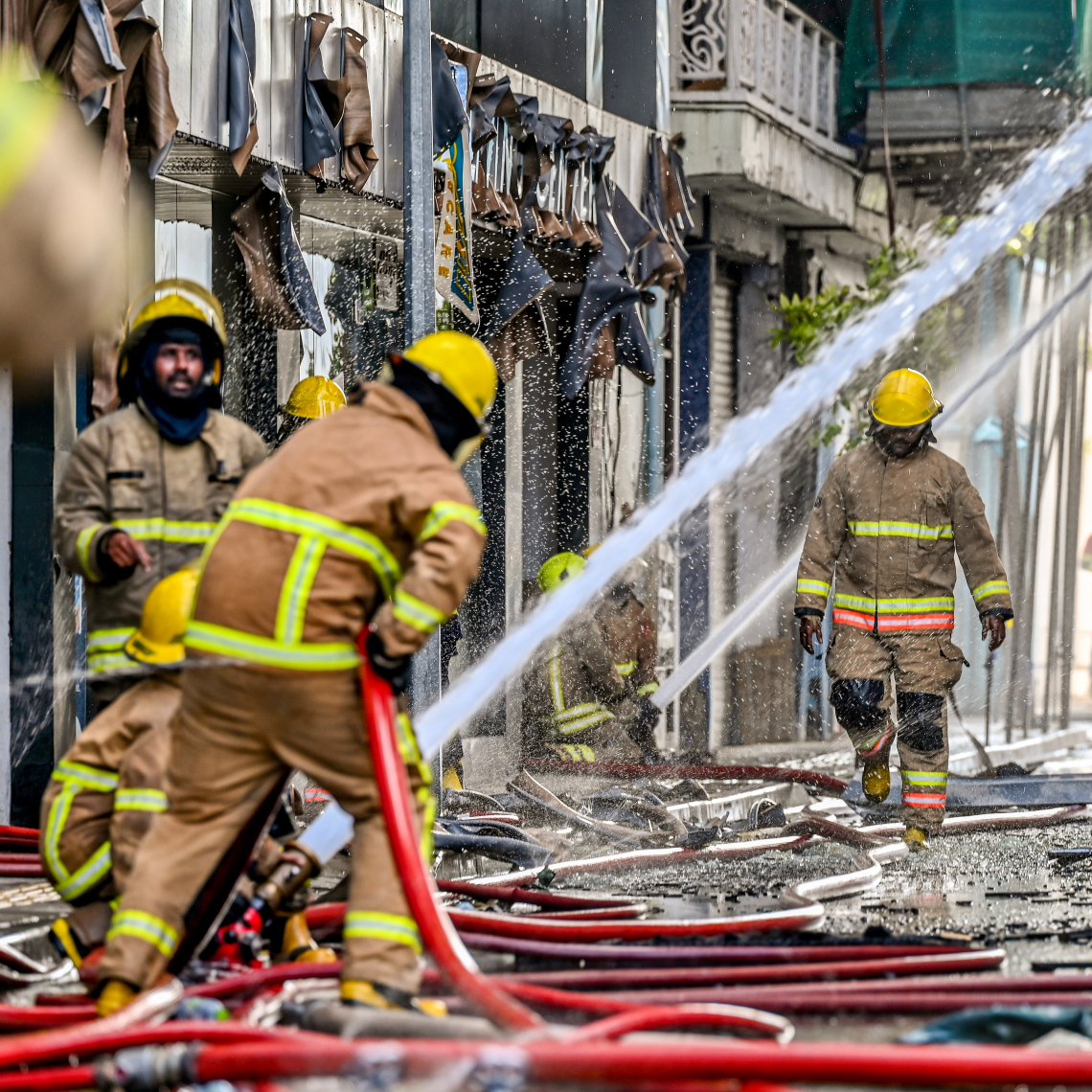 މ. ގްރީން ބިލްޑިންގައި ރޯވި އަލިފާންގަނޑު ނިއްވާލުމުގެ މަސައްކަތް އެމްއެންޑީއެފްގެ ފަޔާ ފައިޓަރުން ކުރަނީ.-- ފޮޓޯ: ނިޝާން އަލީ | މިހާރު