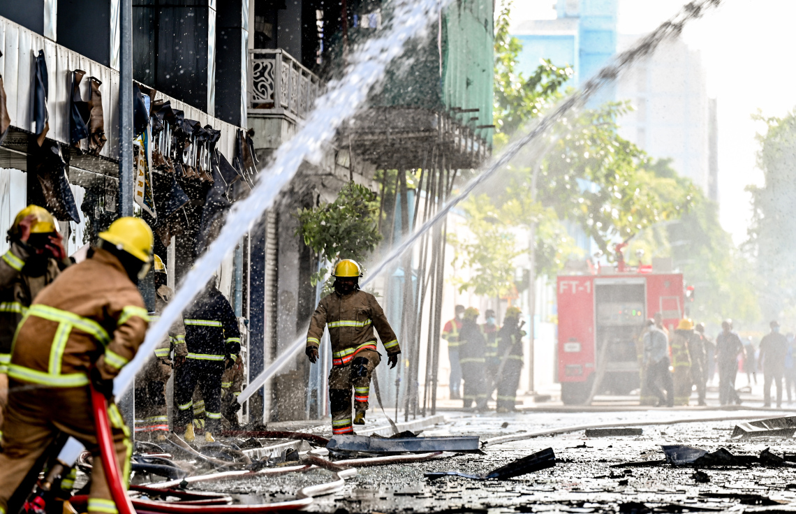 މ. ގްރީން ބިލްޑިންގައި ރޯވި އަލިފާންގަނޑު ނިއްވާލުމުގެ މަސައްކަތުގައި ފަޔާ ފައިޓަރުން.-- ފޮޓޯ: ނިޝާން އަލީ | މިހާރު