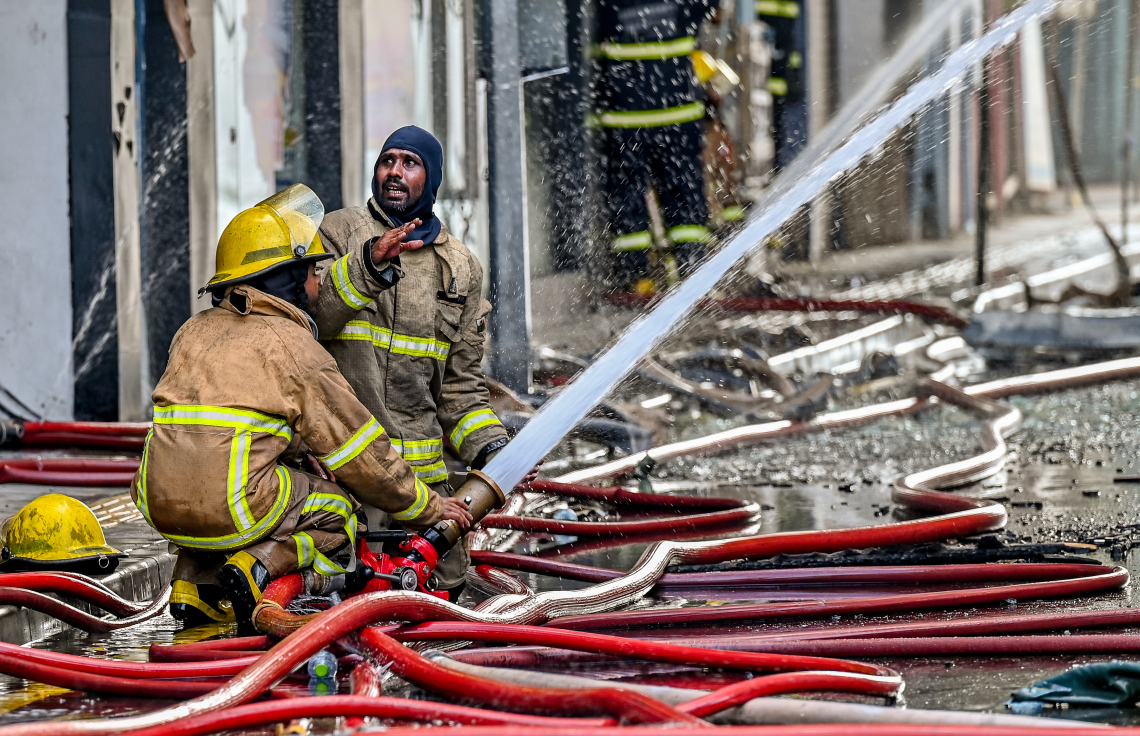 މ. ގްރީން ބިލްޑިންގައި ރޯވި އަލިފާންގަނޑު ނިއްވާލުމުގެ މަސައްކަތް ފަޔާ ފައިޓަރުން ކުރަނީ.-- ފޮޓޯ: ނިޝާން އަލީ | މިހާރު