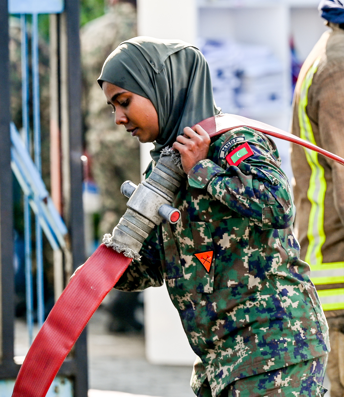 މ. ގްރީން ބިލްޑިންގައި ރޯވެ އަލިފާންގަނޑު ނިއްވާލުމުގެ މަސައްކަތުގައި ސިފައިންގެ މީހަކު.-- ފޮޓޯ: ނިޝާން އަލީ | މިހާރު