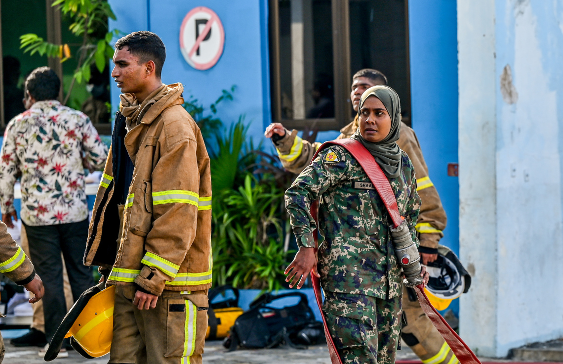 މ. ގްރީން ބިލްޑިންގައި ރޯވި އަލިފާންގަނޑު ނިއްވާލުމުގެ މަސައްކަތުގައި ސިފައިން.-- ފޮޓޯ: ނިޝާން އަލީ | މިހާރު