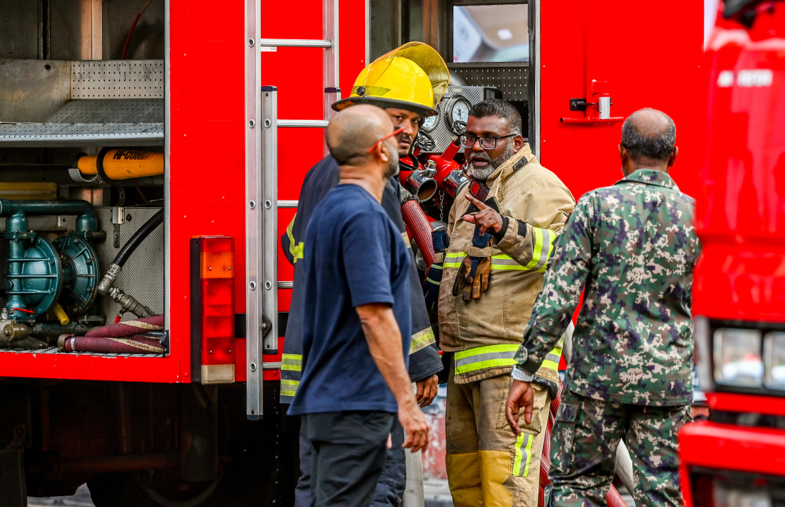 މ. ގްރީން ބިލްޑިންގައި ރޯވި އަލިފާންގަނޑު ނިއްވާލުމުގެ މަސައްކަތުގައި ސިފައިންނާއި ފަޔާ ފައިޓަރުން.-- ފޮޓޯ: ނިޝާން އަލީ | މިހާރު