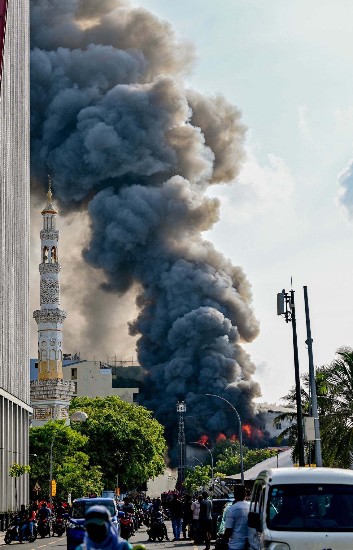 މ. ގްރީން ބިލްޑިންގައި ރޯވެ އަނދަމުން ދަނީ: އެއީ ތިން މިނިސްޓްރީއަކާއި މާލޭ ސިޓީ ކައުންސިލްގެ އޮފީހެއް ހިންގާ އިމާރާތެއް.-- ފޮޓޯ: ނިޝާން އަލީ | މިހާރު