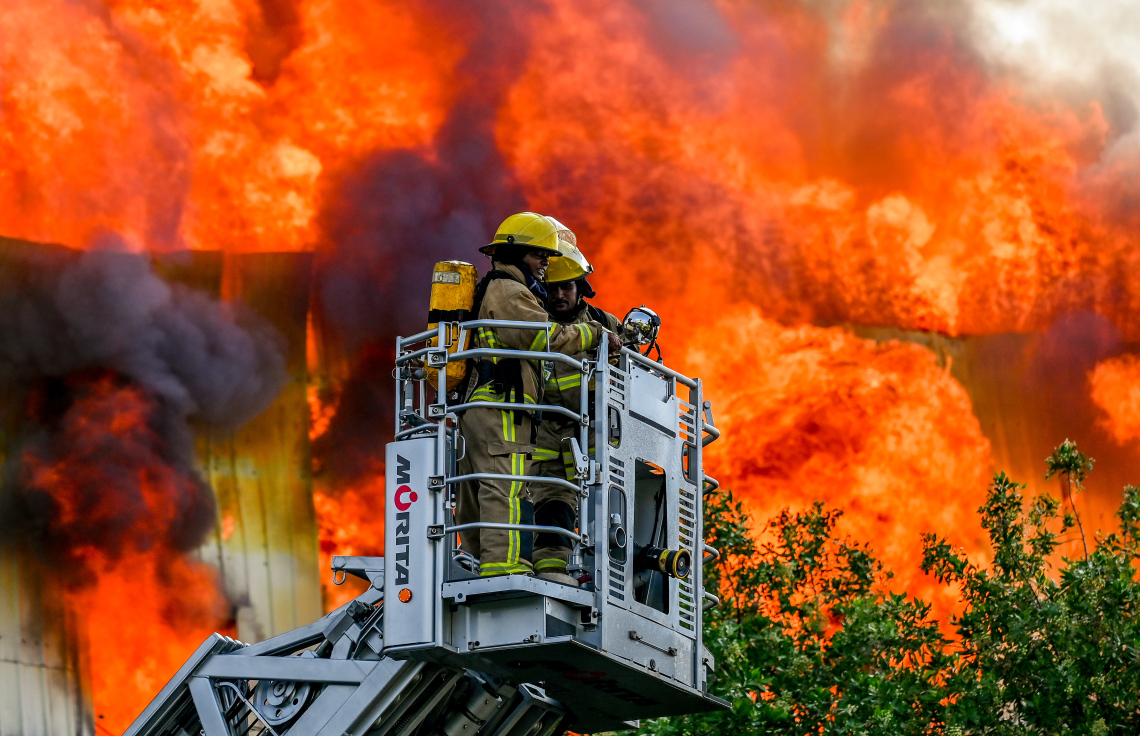 މ. ގްރީން ބިލްޑިންގައި ރޯވެ އަނދަމުން ދާއިރު، އަލިފާން ނިއްވުމުގެ މަސައްކަތުގައި ފަޔާ ފައިޓަރުން.-- ފޮޓޯ: ނިޝާން އަލީ | މިހާރު
