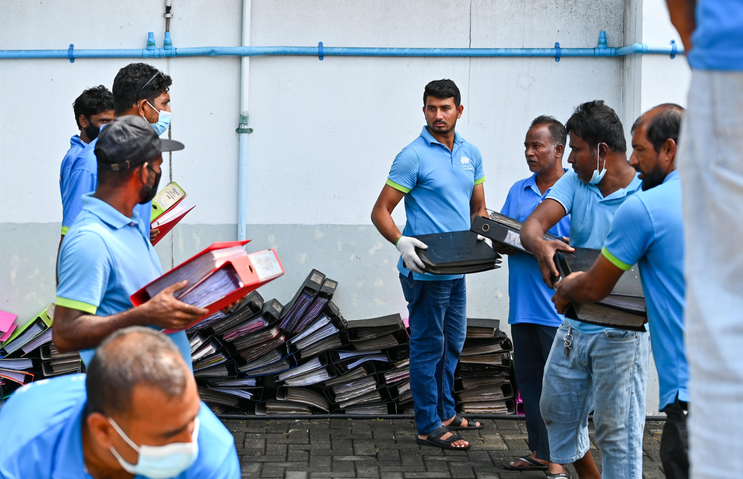 ސިޓީ ކައުންސިލްގެ އޮފީސް އިމާރާތުގެ ތެރެއިން ބައެއް ލިޔެކިޔުންތައް ނެރުމުގެ މަސައްކަތް ކައުންސިލް މުވައްޒަފުން ކުރަނީ -- ފޮޓޯ: ނިޝާން އަލީ | މިހާރު