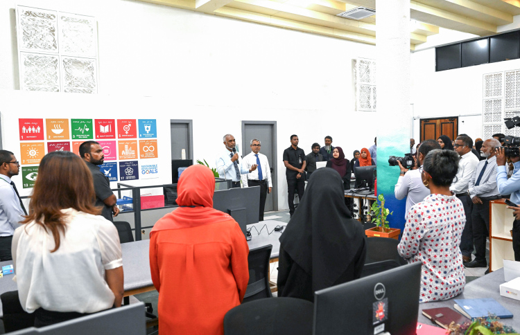 މިނިސްޓްރީގައި ކަތުރުފަނި އަޅައިގެން ކަންބޮޑުވުން