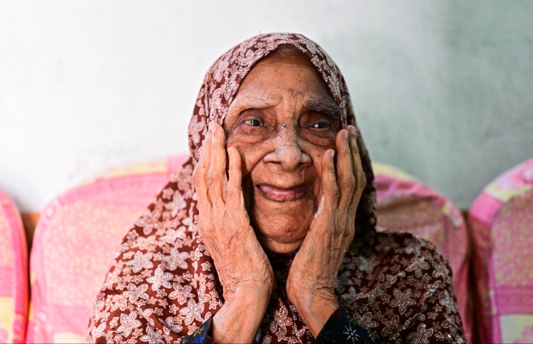 104 އަހަރުގެ ހިނިތުންވުން: "ރީތި ފޮޓޯއެއް ދޯ"