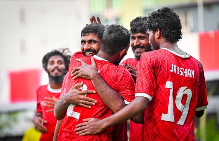 ނައިފަރު ކޮޅަށް ފަސް ލަނޑު ޖަހައި އޭދަފުށި ސެމީއަށް