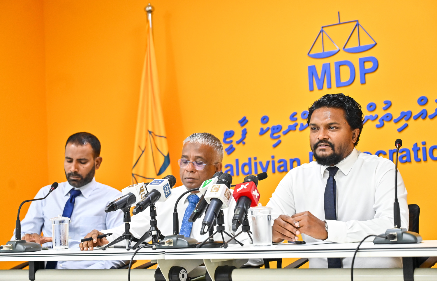 އެމްޑީޕީން މިއަދު ބޭއްވި ނޫސްވެރިންގެ ބައްދަލުވުން: ހައުސިން މިނިސްޓްރީ ވެސް އިހުމާލުވާ ކަމަށާއި، ހައިދަރު ދުރުކުރަންޖެހޭ ކަމަށް ވިދާޅުވި - ފޮޓޯ: ފަޔާޒު މޫސާ / މިހާރު