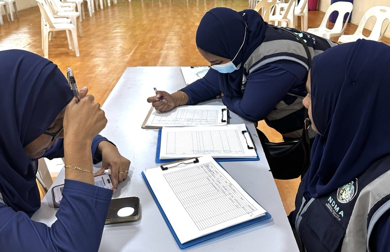 އަލިފާނުގެ ހާދިސާ ހިނގި ދުވަހު އެންޑީއެމްއޭއިން އެހީތެރިވަނީ.-- ފޮޓޯ: އެންޑީއެމްއޭ