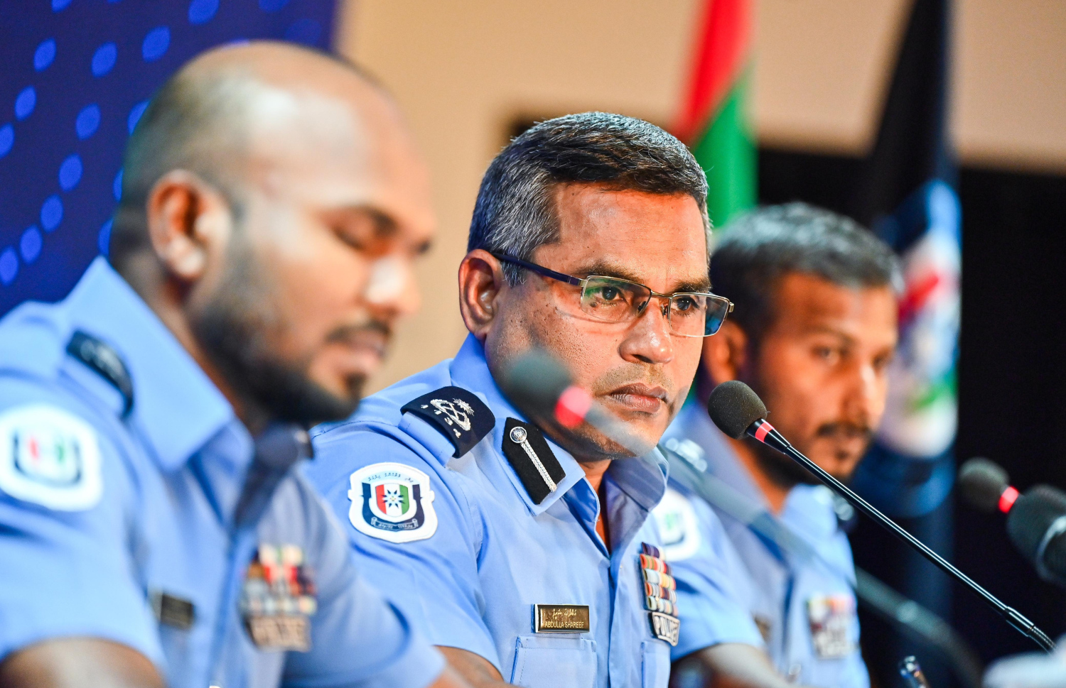 ބިންވެރިޔާ ސްކީމުގެ ދަށުން ޝަރުތު ހަމަނުވާ ބަޔަކަށް ގޯތިތަކެއް ދިން ކަމަށް ބުނާ މައްސަލާގައި ޕޮލިހުން ބޭއްވި ނޫސްވެރިންގެ ބައްދަލުވުން.-- ފޮޓޯ: ފަޔާޒް މޫސާ \ މިހާރު