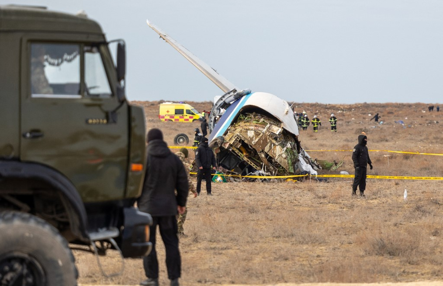 އަޒަރުބައިޖާން އެއާލައިންސްގެ ޕެސެންޖަ ޖެޓް ވެއްޓި ދެ ބުރިވެފައި: މި ހާދިސާގައި 35 މީހަކު މަރުވެފައި ވާއިރު 32 މީހަކު ސަލާމަތްވި. -- ފޮޓޯ: އޭއެފްޕީ