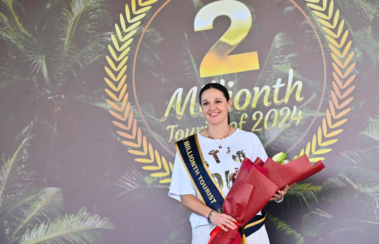 ރާއްޖޭގެ ޓޫރިޒަމަށް ތާރީހީ ދުވަހެއް؛ ދެ މިލިއަން ވަނަ ޓޫރިސްޓަށް މަރުހަބާ