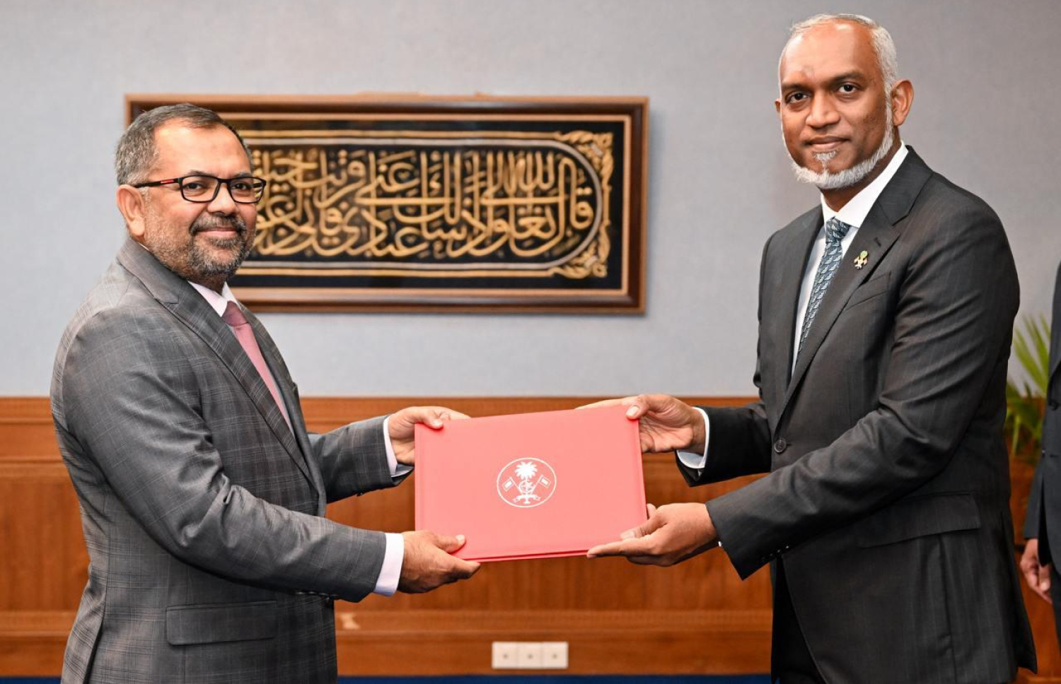 ރައީސް ޑރ. މުހައްމަދު މުއިއްޒު، ފިނޭންސް އެންޑް ޕްލޭނިން މިނިސްޓަރު ކަމުގެ ފަތްކޮޅު މޫސާ ޒަމީރުއާ ހަވާލުކުރައްވަނީ.-- ފޮޓޯ: ރައީސް އޮފީސް