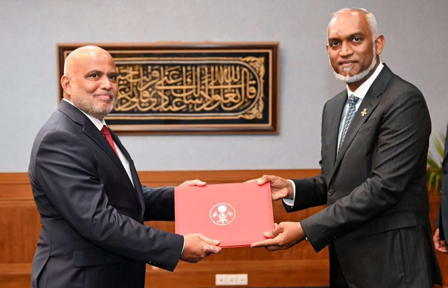 ރައީސް ޑރ. މުހައްމަދު މުއިއްޒު، ހަޔާ އެޑިއުކޭޝަން މިނިސްޓަރު ކަމުގެ ފަތްކޮޅު ޑރ. އަލީ ހައިދަރު އަހްމަދުއާ ހަވާލުކުރައްވަނީ.-- ފޮޓޯ: ރައީސް އޮފީސް