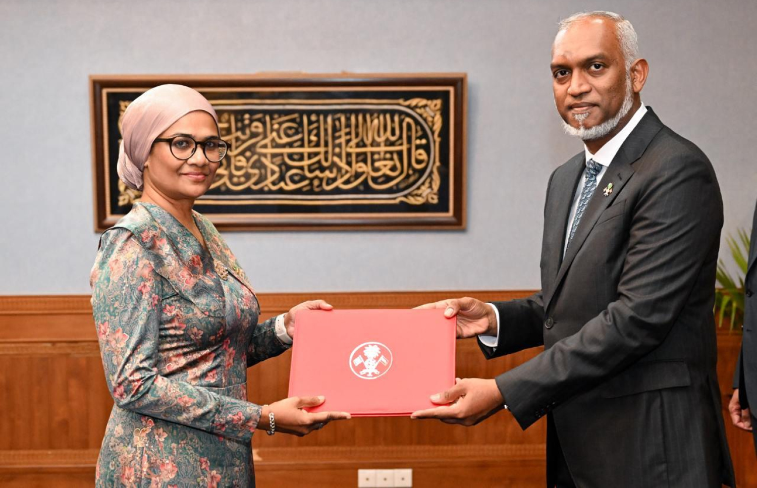 ރައީސް ޑރ. މުހައްމަދު މުއިއްޒު، އެގްރިލަކްޗާ އެންޑް އެނިމަލް ވެލްފެއާ މިނިސްޓަރު ކަމުގެ ފަތްކޮޅު ޑރ. މަރިޔަމް މާރިޔާއާ ހަވާލުކުރައްވަނީ.-- ފޮޓޯ: ރައީސް އޮފީސް