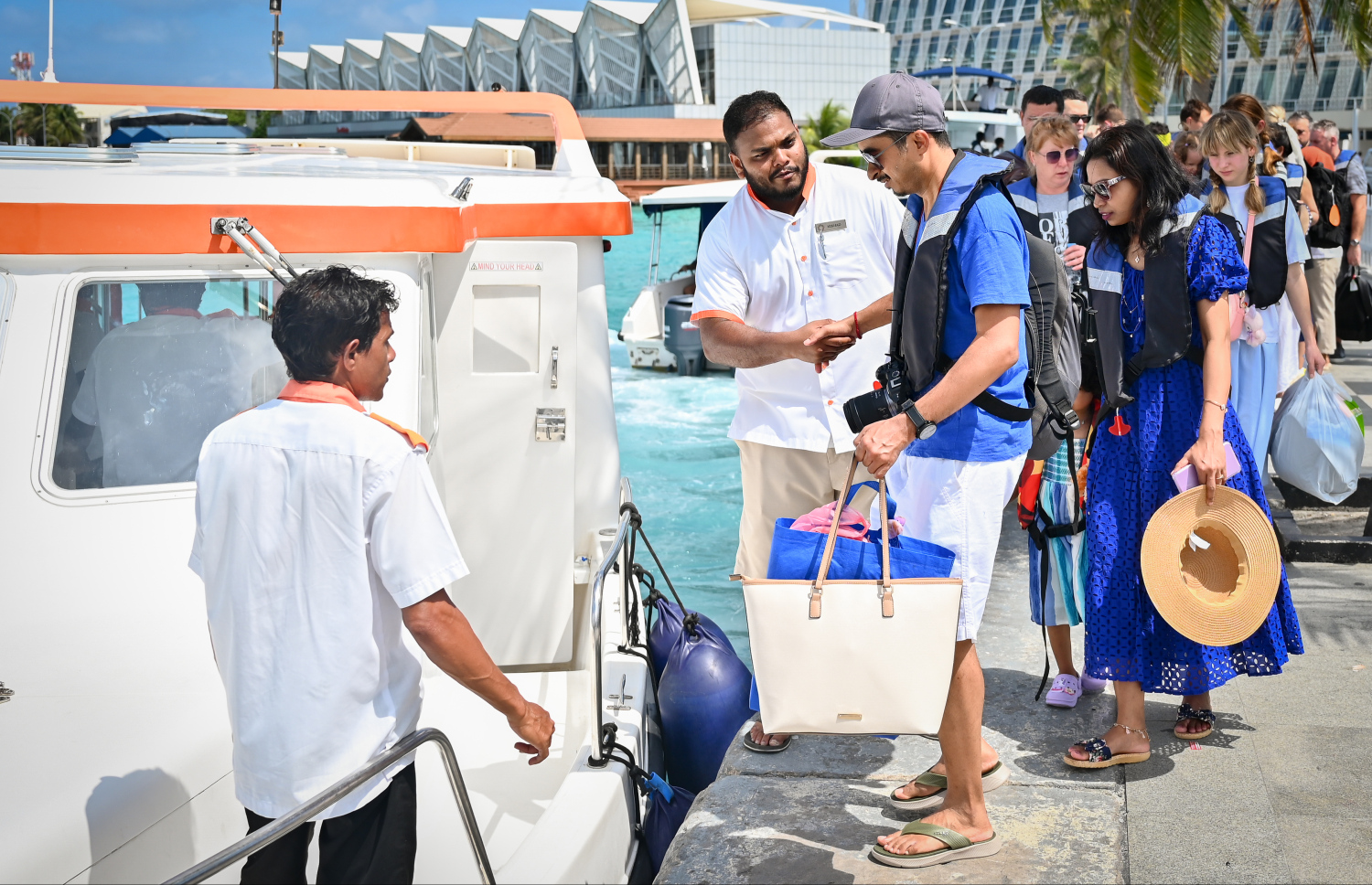 ޓޫރިސްޓުންތަކެއް ރިސޯޓަށް ފުރަނީ. ރާއްޖެއަށް އެންމެ ގިނަ ޓޫރިސްޓުން އަންނަނީ މެދުއިރުމަތީގެ އެއާލައިންތައް މެދުވެރިކޮށް -- ފޮޓޯ: ފަޔާޒް މޫސާ / މިހާރު