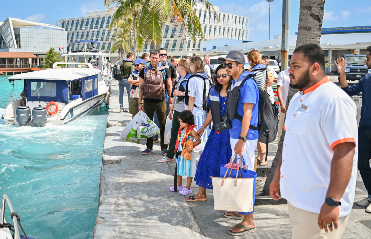 މިލިއަން ޓޫރިސްޓުން ހަމަވާން ބާކީ ލައްކައެއް