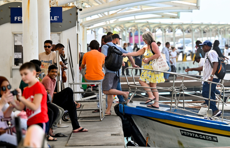 އެއާޕޯޓަށް ބާރުބޮޑުވުމުން އަވަހަށް ޗެކިން ވާން އެދެފި