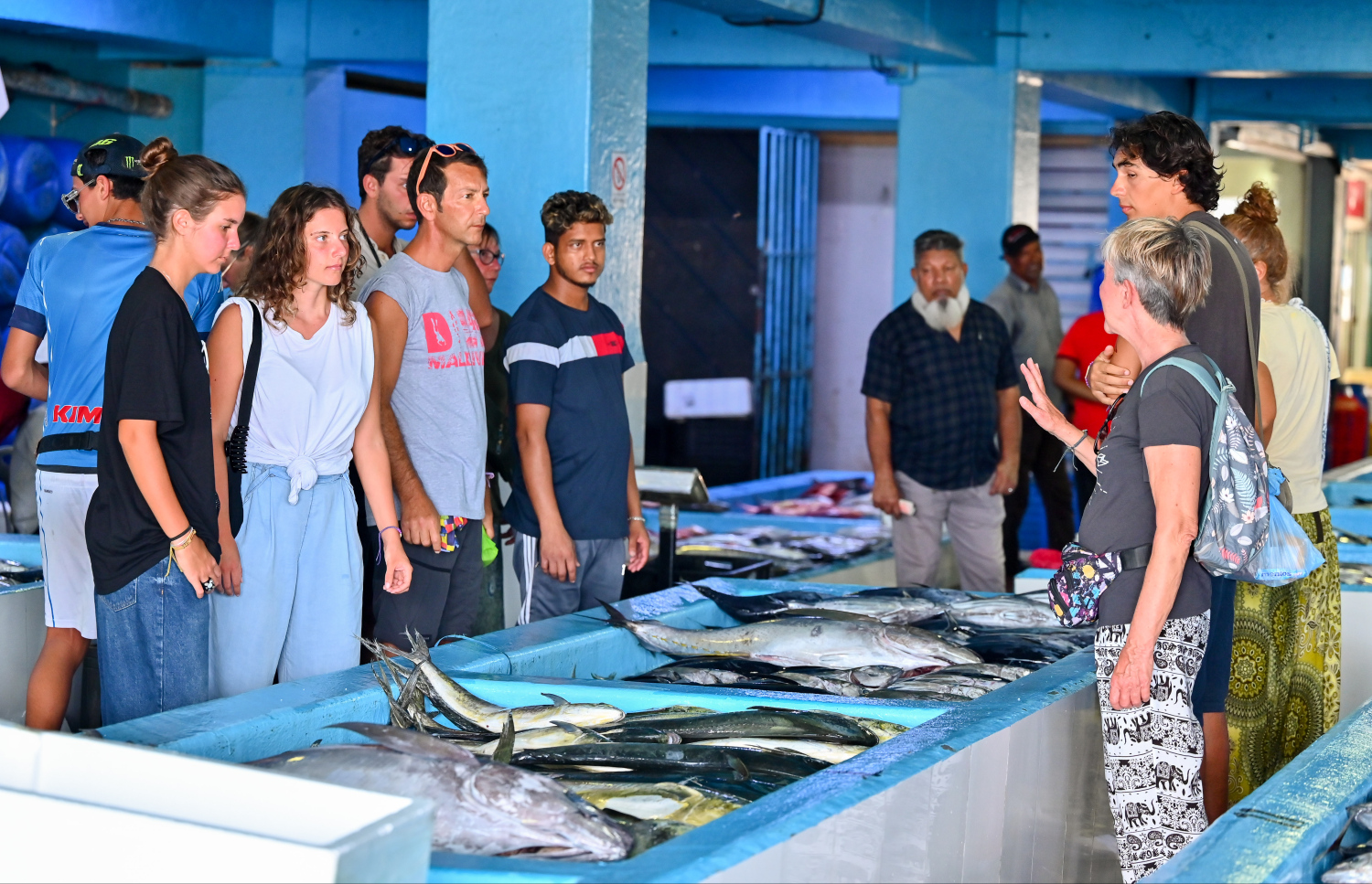 ކްރޫޒްލައިނާަކުން މާލެ އަށް ފޭބި ބައެއް ޓޫރިސްޓުން މާލޭގެ މަސް މާރުކޭޓުގައި.--- ފައިލް ފޮޓޯ: ނިޝާން އަލީ | މިހާރު