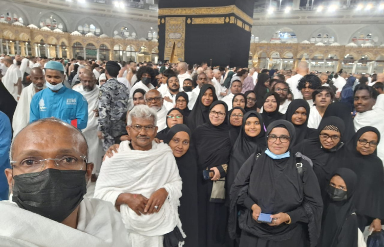 އެއް އާއިލާގެ 40 މީހުން އުމްރާއަށް