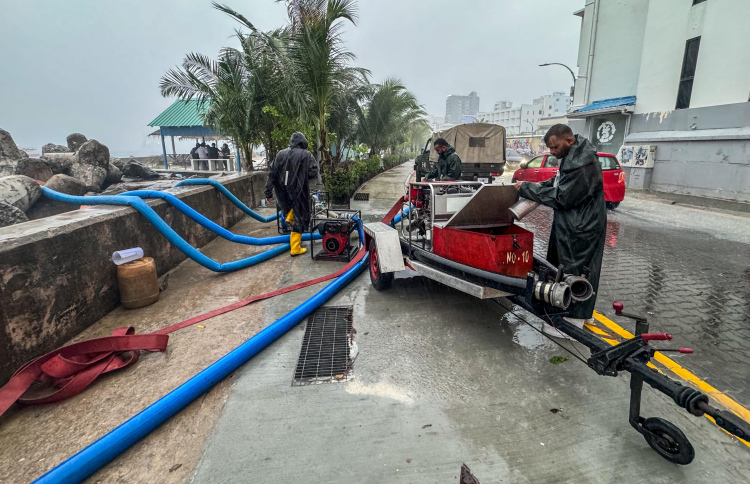 މާލެއިން ބޮޑަށް ގެއްލުންވި ގެތަކުން މީހުން ބަދަލުކުރަނީ