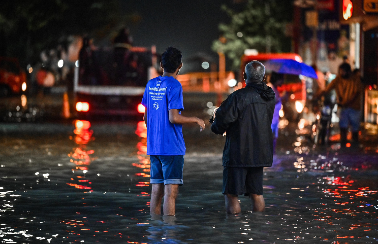 ޖެނުއަރީ 3، 2025: މާލޭގައި ފެންބޮޑުވެފައި އޮތް ސަރަހައްދެއްގެ މަގުމަތީގައި ދެ މީހަކު މަޑުކޮށްލައިގެން.-- ފޮޓޯ: ނިޝާން އަލީ | މިހާރު