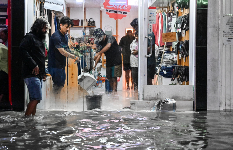 މާލެއަށް މީގެ ކުރިން ބޯކޮށް ވާރޭ ވެހި ފެންބޮޑުވެފައި: ބައެއް ސަރަހައްދުތަކުގައި ފެން ބޮޑުވެދާނެ ކަމަށް ވަނީ ލަފާކޮށް، އެލާޓް ނެރެފައި --- މިހާރު ފޮޓޯ/ނިޝާން އަލީ