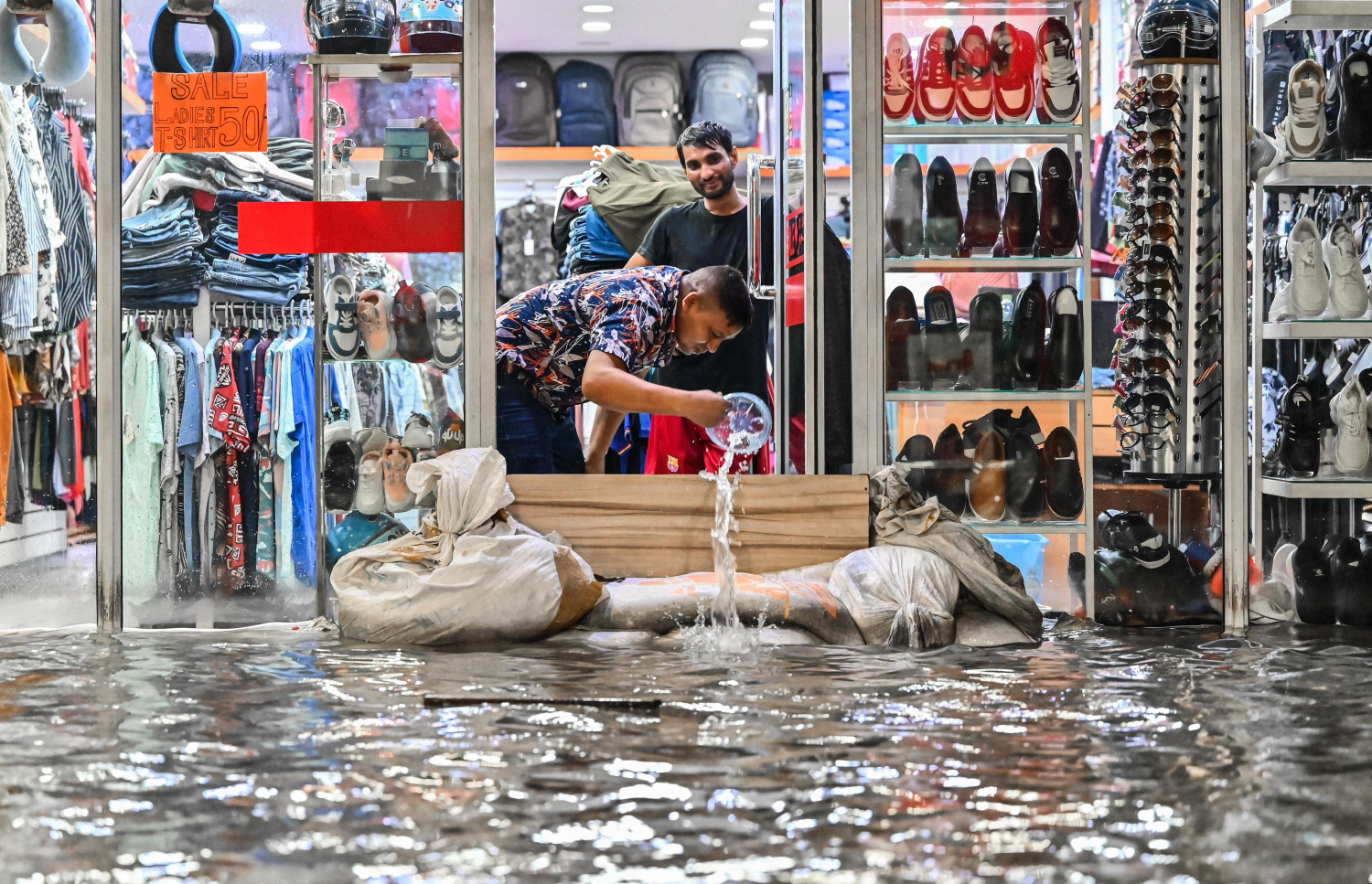 ޖެނުއަރީ 3، 2025: މާލޭގައި ފެންބޮޑުވެ ފިހާރައަކަށް ފެން ވަނުމުން އެތަނުން ފެން ހިންދުމުގެ މަސައްކަތް ބަޔަކު ކުރަނީ.-- ފޮޓޯ: ނިޝާން އަލީ | މިހާރު