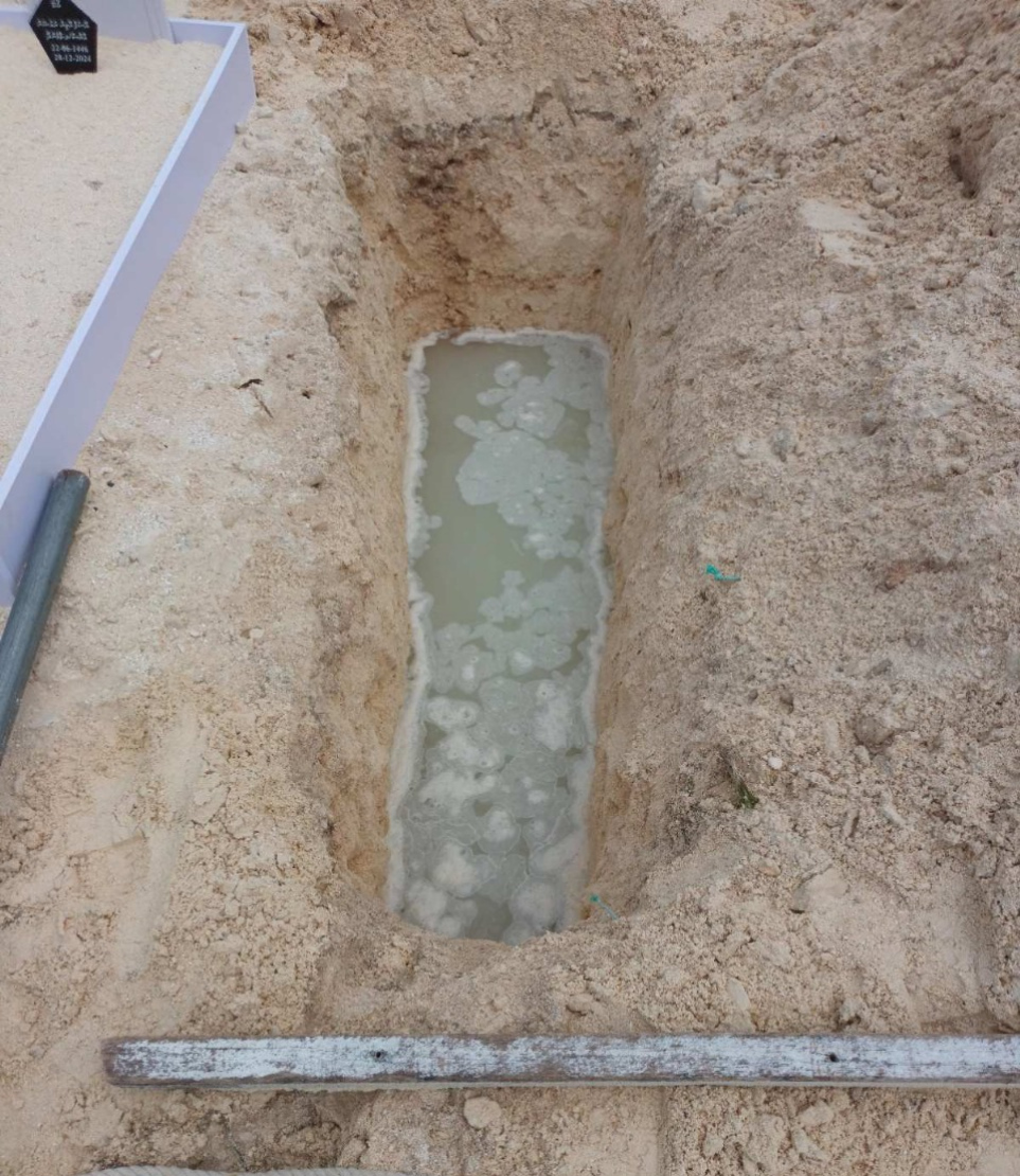 ހުޅުމާލެ ސަހަރާގައި މީހަކު ވަޅުލަން ކޮނެފައި އޮތް ވަޅެއް: ސަހަރާގެ ބިމުގެ ވަރަށް މައްޗާ ހަމައަށް ފެންގަނޑު ހުރީ ހަރުލައިފައި.-- ފޮޓޯ: މާލޭ ސިޓީ ކައުންސިލް