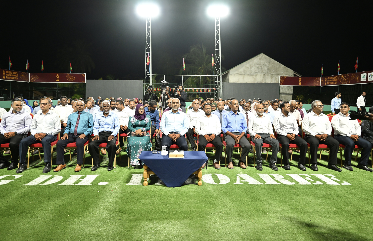 ރައީސް މުއިއްޒު ގއ. އާއި ގދ. އަށް ކުރައްވާ ދަތުރުފުޅުގައި ގދ. ފިޔޯރީގައި މިރޭ ބޭއްވި ޖަލްސާގައި ބައިވެރިވެވަޑައިގަންނަވަނީ.-- ފޮޓޯ: ރައީސް އޮފީސް