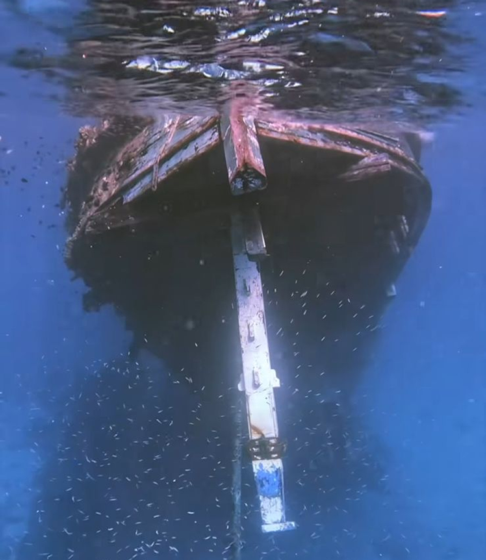 ވ. އަތޮޅުގެ މަޝްހޫރު "ޝިޕްރެކް" ފުށުން ޖަހާލައިފައި.-- ފޮޓޯ: ހެވަނަ މޯލްޑިވްސް