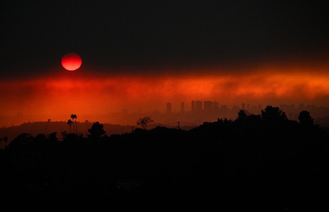 ޖެނުއަރީ 8، 2025: ކެލިފޯނިއާގެ ލޮސް އެންޖެލިސްގެ އެކި ހިސާބުތަކުގައި ރޯވެ އަނދަމުންދާ މަންޒަރު ދުރުން ފެންނަ ފޮޓޯއެއް. -- ފޮޓޯ: އޭއެފްޕީ