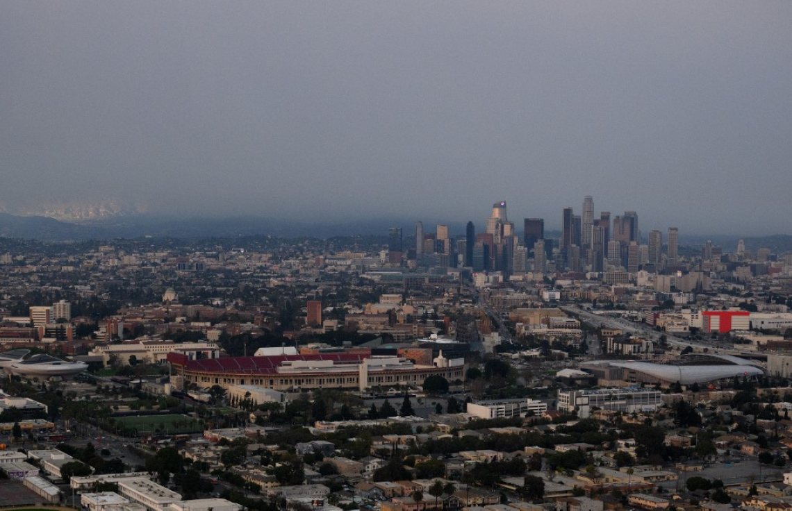 ޖެނުއަރީ 8، 2025 ގައި ކެލިފޯނިއާގެ ލޮސް އެންޖެލިސް އަށް އިރުއޮއްސޭ އިރު، އަލިފާނުގެ ހާދިސާތަކުން ލޮސް އެންޖެލިސްގެ ޑައުންޓައުން، ޔޫއެސްސީ ކެމްޕަސް އަދި ލޮސް އެންޖެލިސް މެމޯރިއަލް ކޮލިޒިއަމްގެ އުދަރެސް ދުމުން ބެދިފައި. -- ފޮޓޯ: އޭއެފްޕީ