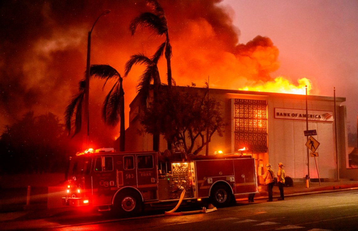 ޖެނުއަރީ 8، 2025 - ކެލިފޯނިއާގެ ލޮސް އެންޖެލިސް ކައުންޓީގެ އަލްޓަޑެނާ ސަރަހައްދުގައި ރޯވެފައިވާ އަލިފާން ބޭންކް އޮފް އެމެރިކާގެ އޮފީހަކަށް ފެތުރި އަނދަނީ. -- ފޮޓޯ: އޭއެފްޕީ