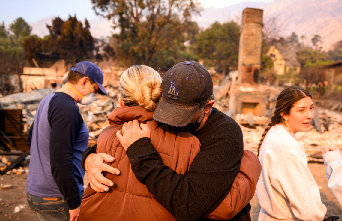 ޖެނުއަރީ 9، 2025: ކެލިފޯނިއާގެ ލޮސް އެންޖެލިސް ކައުންޓީގެ އަލްޓަޑެނާ ސަރަހައްދުގައި ރޯވެ އަނދާފައިވާ ގެތައް ބަލަނީ. ގަދަ ވަޔާ އެކު ހަލުވިކަމާ އެކު ފެތުރެމުންދާ އަލިފާނުގައި މިހާތަނަށް ވަނީ ހާހަކަށްވުރެ ގިނަ އިމާރާތް އަނދައި ބައެއް ނެއިބަހުޑްތައް އަޅިއަށް ވެފައި. -- ފޮޓޯ: އޭއެފްޕީ