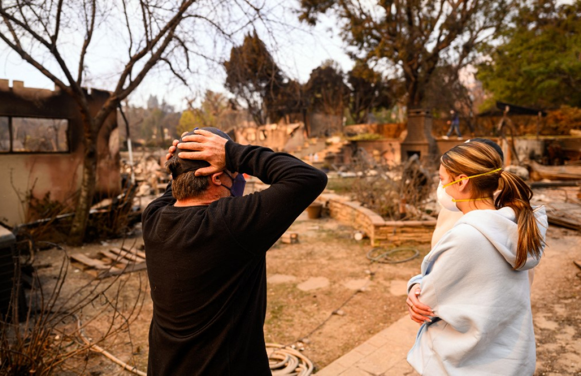 ޖެނުއަރީ 9، 2025: ކެލިފޯނިއާގެ ލޮސް އެންޖެލިސް ކައުންޓީގެ އަލްޓަޑެނާ ސަރަހައްދުގައި ރޯވެ އަނދާފައިވާ ގެތައް ބަލަނީ. ގަދަ ވަޔާ އެކު ހަލުވިކަމާ އެކު ފެތުރެމުންދާ އަލިފާނުގައި މިހާތަނަށް ވަނީ ހާހަކަށްވުރެ ގިނަ އިމާރާތް އަނދައި ބައެއް ނެއިބަހުޑްތައް އަޅިއަށް ވެފައި. -- ފޮޓޯ: އޭއެފްޕީ