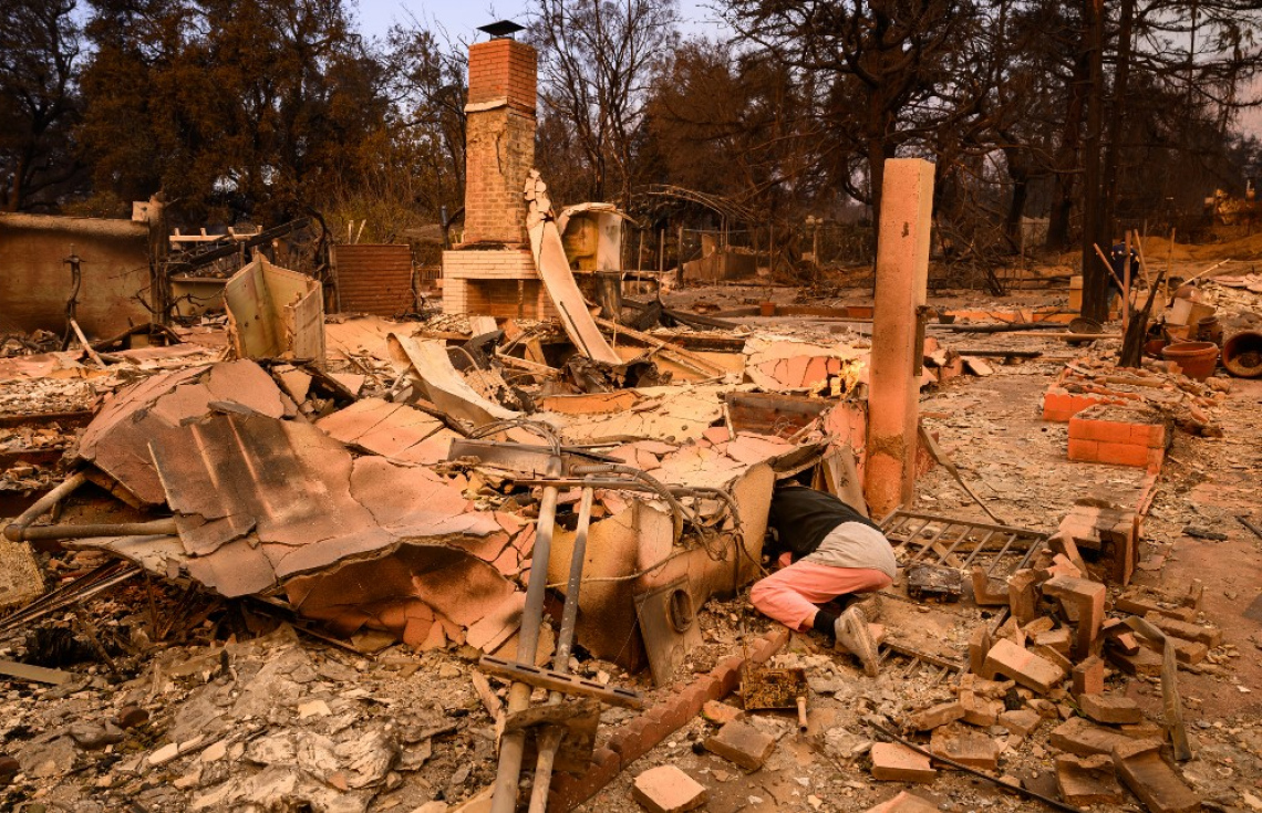 ޖެނުއަރީ 9، 2025: ކެލިފޯނިއާގެ ލޮސް އެންޖެލިސް ކައުންޓީގެ އަލްޓަޑެނާ ސަރަހައްދުގައި ރޯވެ އަނދާފައިވާ ގެއެއް. ގަދަ ވަޔާ އެކު ހަލުވިކަމާ އެކު ފެތުރެމުންދާ އަލިފާނުގައި މިހާތަނަށް ވަނީ ހާހަކަށްވުރެ ގިނަ އިމާރާތް އަނދައި ބައެއް ނެއިބަހުޑްތައް އަޅިއަށް ވެފައި. -- ފޮޓޯ: އޭއެފްޕީ