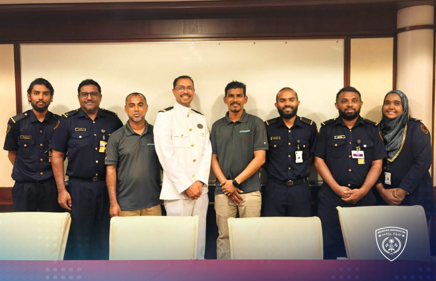 މި އަހަރު ރާއްޖެއަށް ފުރަތަމަ ކްރޫޒްލައިނާގައި ތިބި މީހުނަށް ކްލިއަރެންސް ދިން އިމިގްރޭޝަންގެ އޮފިސަރުން.-- ފޮޓޯ: އިމިގްރޭޝަން