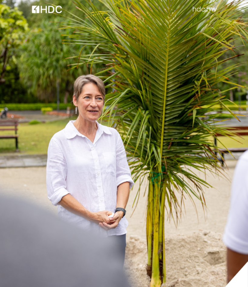 އިނގިރޭސި ސަފީރު ގޭގައި ބޮޑުކުރި ރުއް ހުޅުމާލެ ސެންޓްރަލް ޕާކުގައި އިންދުމަށް ފަހު، އެ ރުއް ކައިރީގައި ހުއްޓި ވަޑައިގެން.-- ފޮޓޯ: އެޗްޑީސީ