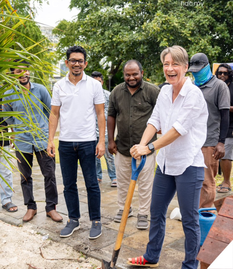 އިނގިރޭސި ސަފީރު ގޭގައި ބޮޑުކުރި ރުއް ހުޅުމާލެ ސެންޓްރަލް ޕާކުގައި އިންދަނީ.-- ފޮޓޯ: އެޗްޑީސީ